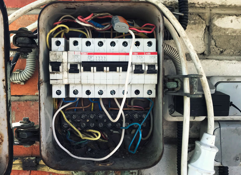 нарушение норм ПУЭ и ПТЭЭП на объектах