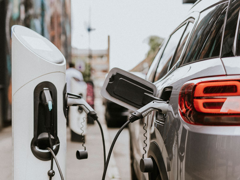 электромобиль на зарядке