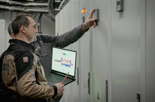 инженеры электролаборатории