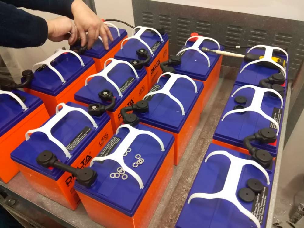 замена аккумуляторных батарей и подключение нового ИБП