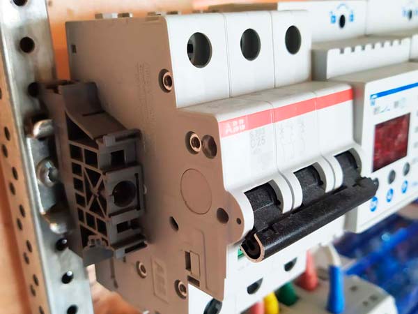 Электромонтажные работы в квартире