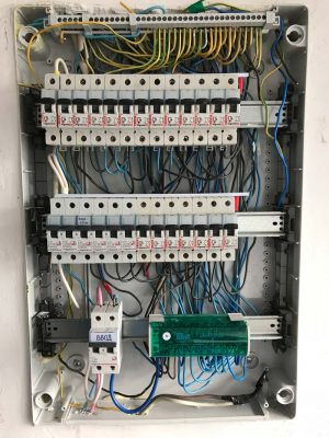 Осмотр автоматических выключателей в электрощите