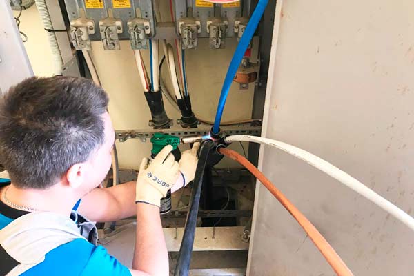 Установка концевой кабельной муфты, с испытанием и последующим подключением кабеля.