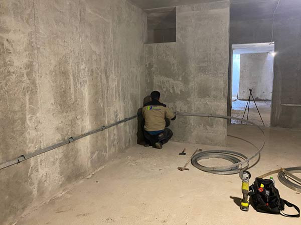 монтаж металлической полосы внутри здания