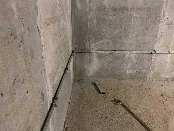 монтаж металлической полосы внутри здания