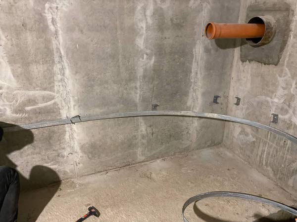 монтаж металлической полосы внутри здания