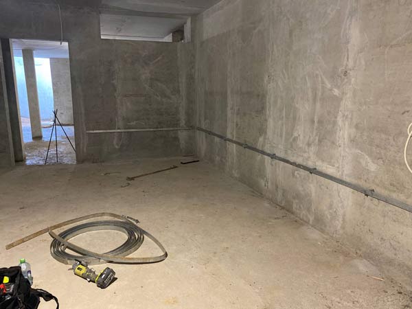 монтаж металлической полосы внутри здания