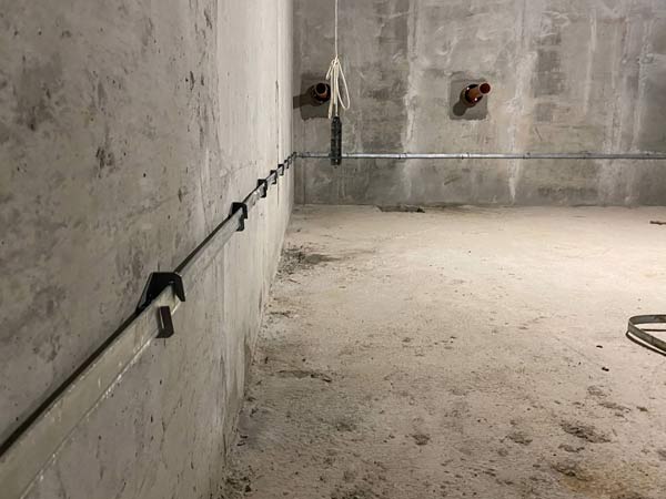 монтаж металлической полосы внутри здания