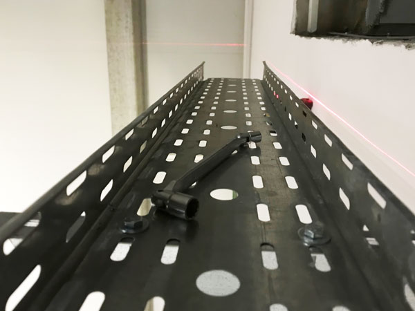 монтаж металлических лотков