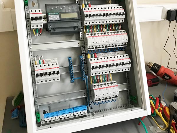 сборка и монтаж электрощита освещения для склада