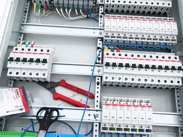 сборка и монтаж электрощита освещения для склада