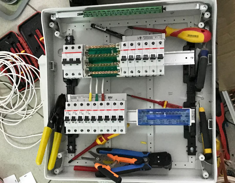 Электромонтажные работы в офисном центре - сборка электрощита