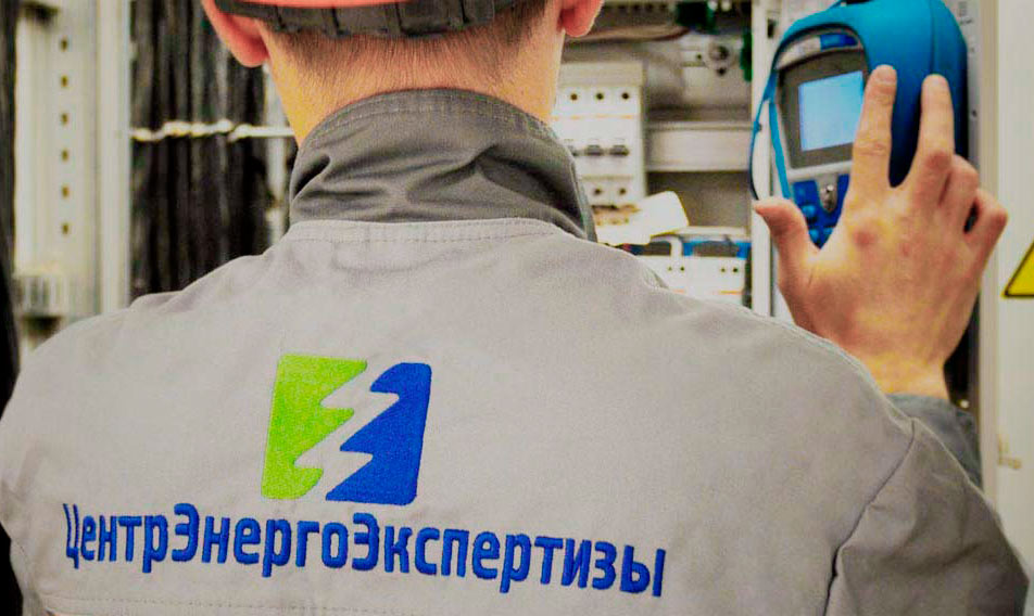 Инженер электролаборатории проводит измерения